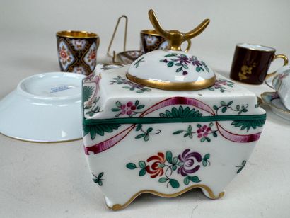 Lot en porcelaine comprenant :
- Porcelaine...