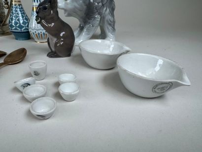 Lot d'objets de vitrine dont :
- un pulvérisateur...