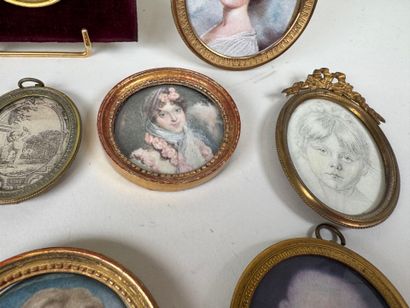 Collection de 11 encadrements ou porte-photos...