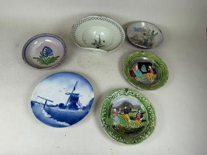 Cinq plats ou assiettes en faïence polychrome...