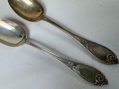 Deux cuillères à entremets en argent à décor...