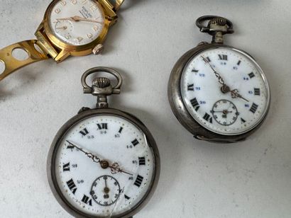 Two silver gousset watches. D. 4 cm. (accidents)....