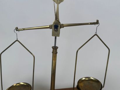 Balance de bijoutier ou trébuchet en bois...