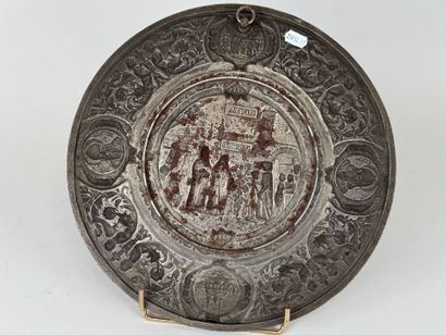 Plat circulaire en métal ciselé à décor d'une...