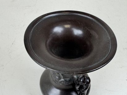 JAPON, fin XIXe. 
Vase en bronze patiné brun...