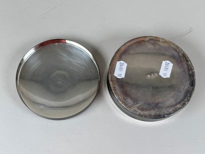 Boite circulaire en métal argenté à décor...