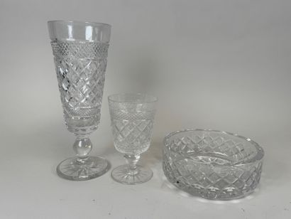Lot en cristal taillé comprenant une coupe...