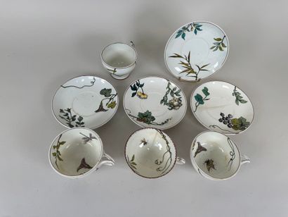 GIEN. 
Paire de tasses en faïence fine à...