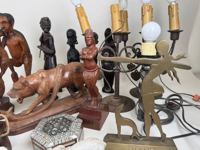 Importante collection de personnages en bois...