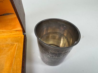 Minerve-patterned silver tumbler with chased...