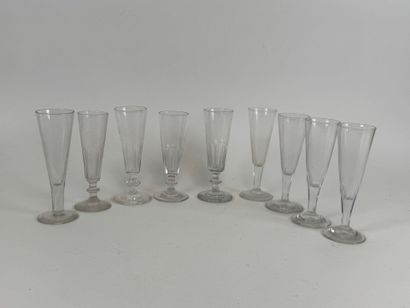 Neuf flûtes à champagne en verre et cristal.
H....