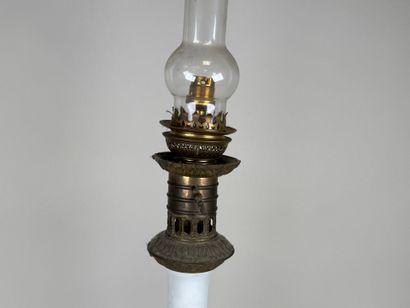 Grande lampe à pétrole en porcelaine polychrome...