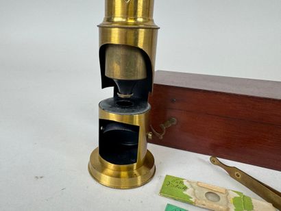 Petit microscope cylindrique en laiton présenté...