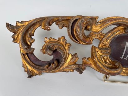 Élément bois sculpté et ajouré à décor feuillagé,...