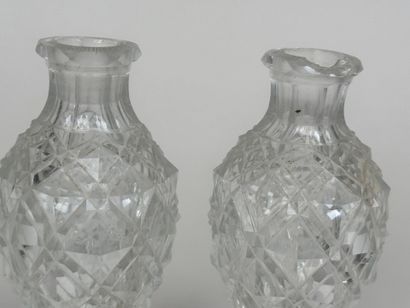 Paire de flacons en cristal taillé à décor...