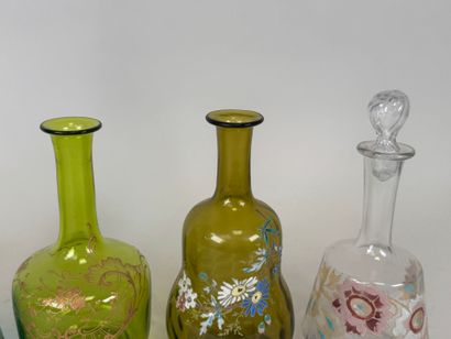 Carafes ou carafons en verre coloré à décor...
