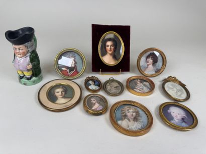 Collection de 11 encadrements ou porte-photos...