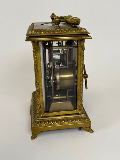 Pendule de voyage en bronze et laiton, le...