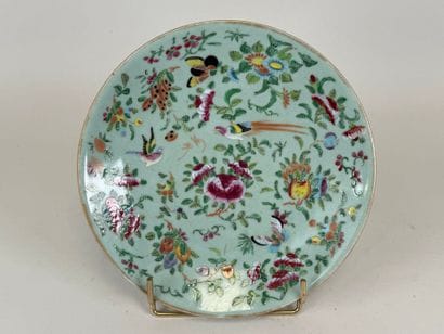 CHINE.
Assiette ou plat circulaire en porcelaine...