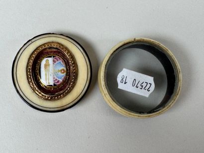 Small pillbox in ivory and gilt metal, the...