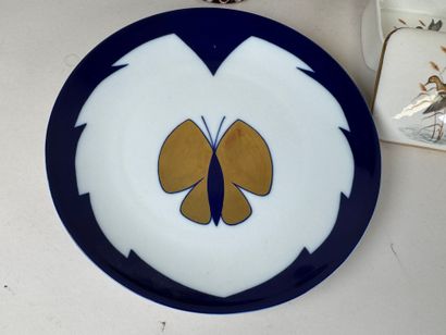 Lot comprenant :
- trois pots couverts en...