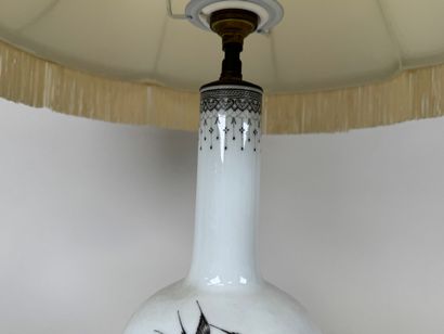 ASIE, XXe.
Vase monté en lampe en porcelaine...