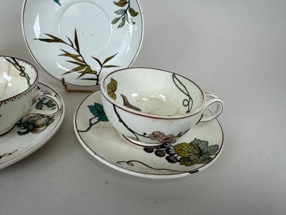 GIEN. 
Paire de tasses en faïence fine à...