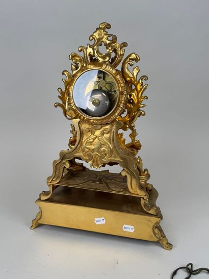Pendule en bronze doré et ajouré à décor...