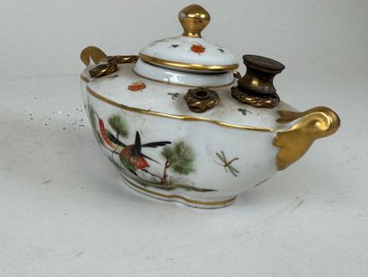 Encrier repose-plumes en porcelaine polychrome...