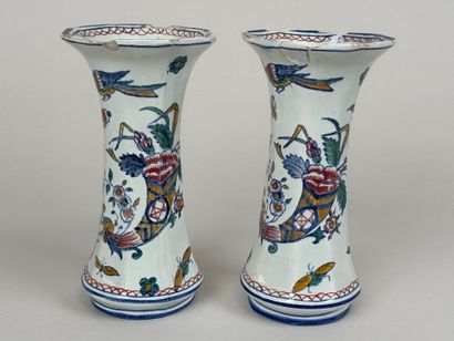 GIEN.
Paire de petits vases en faïence polychrome...