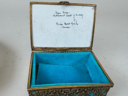 Lot de deux bonbonnières en métal doré ou...