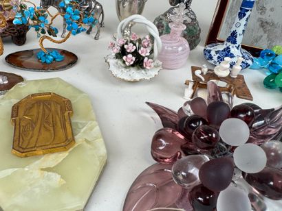 Important lot d'objets de vitrine en verre,...