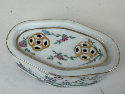ASIE, XXe.
Petit coffret senteur en porcelaine...