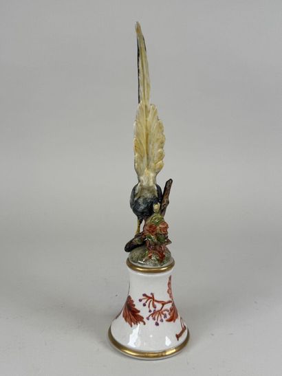 École, XXe.
Oiseau branché.
Sujet en porcelaine...