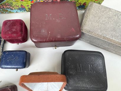 Lot d'écrins pour bijoux en cuir et velours.
12...