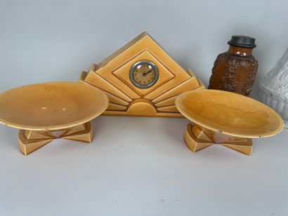 Lot comprenant :
- SAINT CLEMENT.
Garniture...