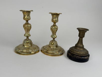 Paire de petits flambeaux en bronze doré...