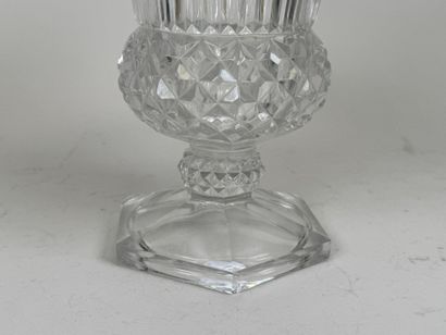 Vase cornet en cristal à décor de pointes...