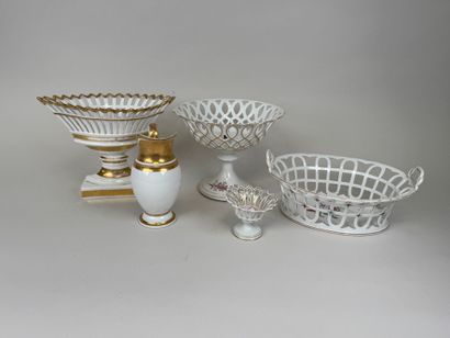 Lot en porcelaine polychrome comprenant deux...