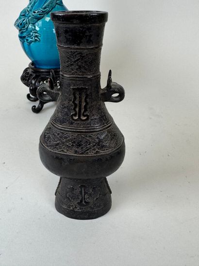 ASIE, XXe.
Vase bouteille en céramique bleue...