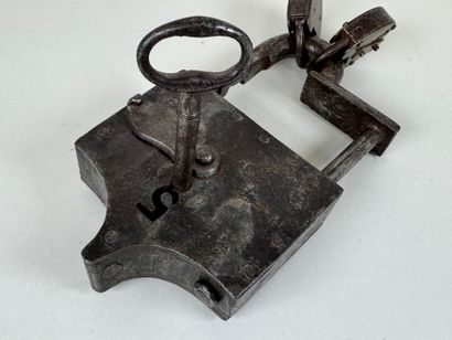 Serrure en métal, avec sa clé.
XIXe.
3,5...
