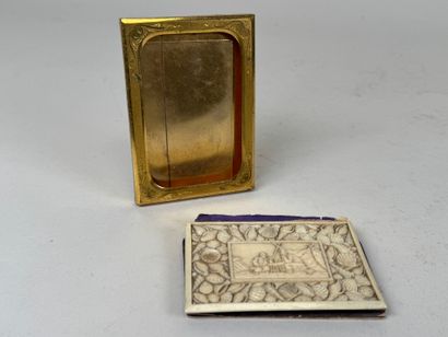 Lot including :
- a gilded metal picture...