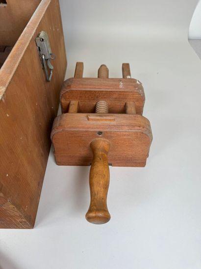 Ensemble pour relieur comprenant une presse...