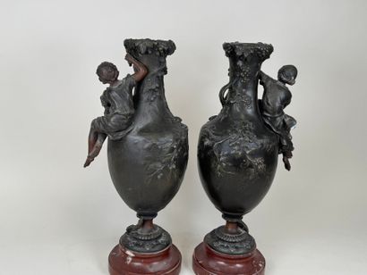F. MOREAU, d'après.
Paire de vases en régule...