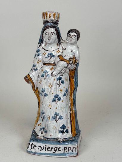 NEVERS.
Vierge à l'Enfant. 
Terre cuite émaillée...