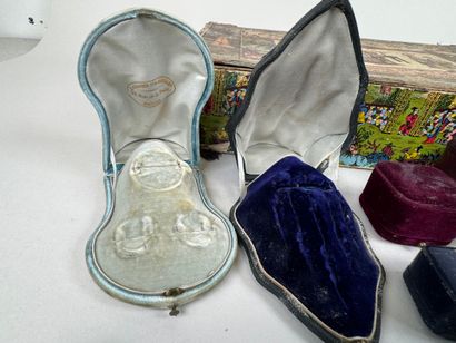 Lot d'écrins pour bijoux en cuir et velours.
12...