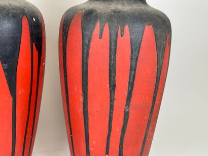 Grande paire de vases en céramique sur fond...