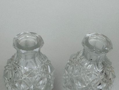 Paire de flacons en cristal taillé à décor...