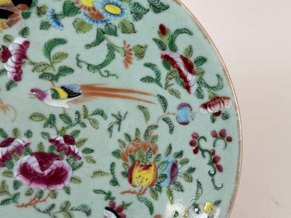 CHINE.
Assiette ou plat circulaire en porcelaine...