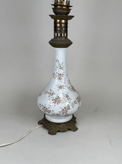 Grande lampe à pétrole en porcelaine polychrome...